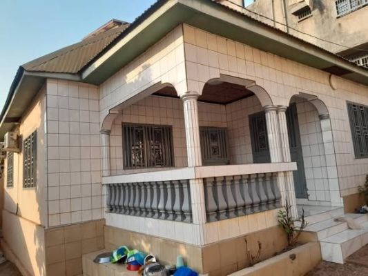 Grande villa + annexe indépendante dans barrière à vendre