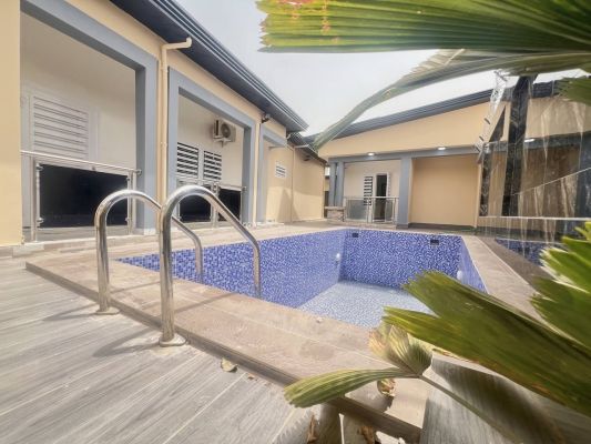 Villa neuve avec piscine en vente à coyah – (quartier doumbouyah)