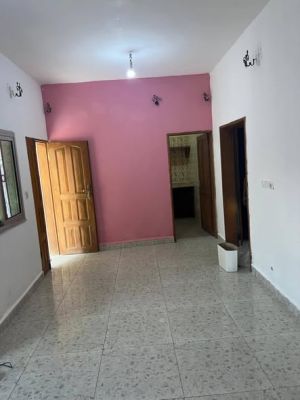 Grand et joli appartement haut standing a louer dans un immeuble derrière l'entrée lycée village