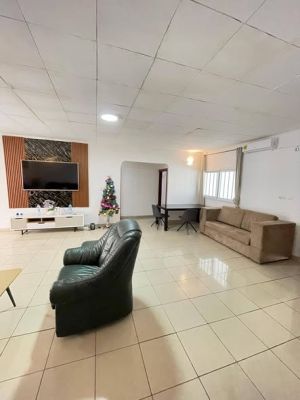 Vaste Villa meublée haut standing Kribi à zéro pas de la plage - Image 3
