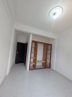 Appartement  nouvellement construit chambres staffées avec placard - Image 3