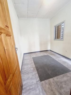 Chambre moderne avec cuisine, Logpom Bangos - Image 1