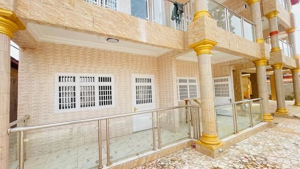 Appartement à louer au rez-de-chaussée à samatara, dans une cour fermée