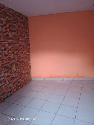 Studio (salon/ chambre pas de cuisine cependant il ya un lieu pr poser sa cuisinière.) douche au couloir.