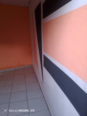 Studio (salon/ chambre pas de cuisine cependant il ya un lieu pr poser sa cuisinière.) douche au couloir. - Image 3