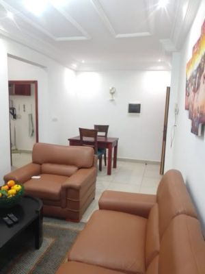 Voici un beau et propre studio moderne à louer à bonamoussadi 20m du goudron à l'étage