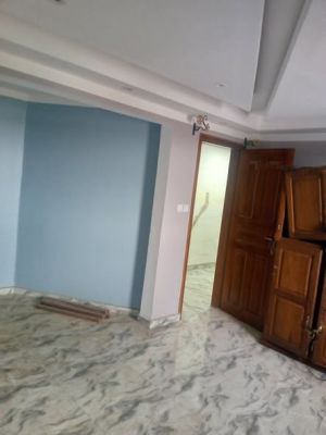 Studio moderne à louer à douala au quartier log baba saint thomas dans un immeuble situé au 3 eme niveau