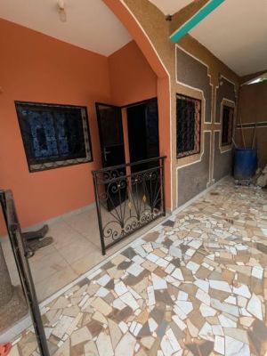 Appartement vip nouvellement construit à louer à nkolfoulou moto 200. 2ch 1dch forage parking magasin disponible.
