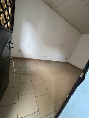 Magnifique studio moderne disponible à l’étage avec parking moto et balcon personnel