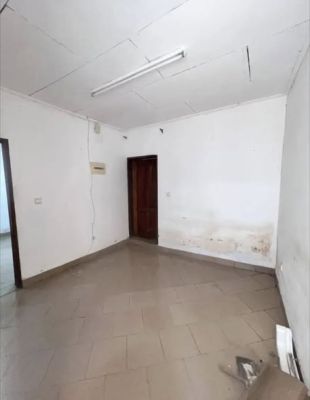Studio moderne à akwa nord à moins de 15m du goudron bien propre derrière l'hôtel madiba compteur prépayé eau du forage