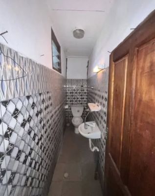 Studio moderne à akwa nord à moins de 15m du goudron bien propre derrière l'hôtel madiba compteur prépayé eau du forage - Image 2