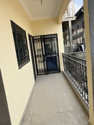 Grand joli appartement haut standing nouvellement construit à louer dans un immeuble a japoma sur la route de ...
