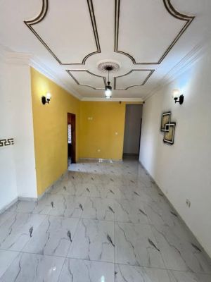Vaste et beau studio moderne 4 pièces, nouvellement construit avec staff, en immeuble