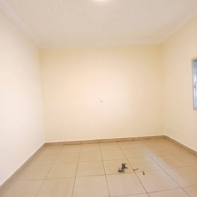 Appartement à #ouer au 1er étage bord goudron principal à sonfonia manger boungnie dans une cour fermée très ...