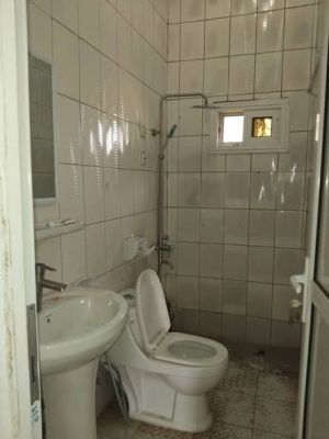 Appartement à louer au 1er étage à anbanji dans une cour fermée très accessible