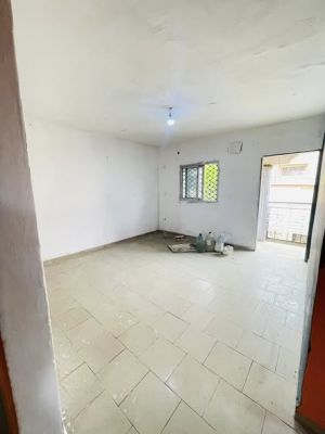 Appartement modernes premier niveau logpom bassong 100f moto