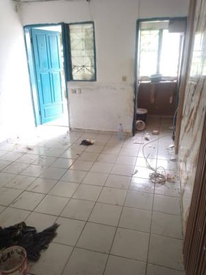Studio à louer louer akwa nord non loin de santa lucia chambre salon cuisine douche barrière parking