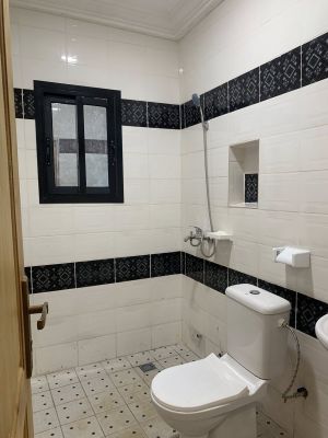 Studio moderne a biteng total en bordure de route parking eau chaude