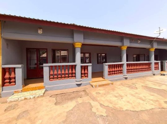 02 appartement a louer a #t6 dans une cours tres accessibre en bordure dune route secondaire