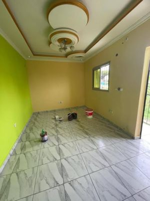 Magnifique studio staffé à louer à ndogbong 50 mettres de la route