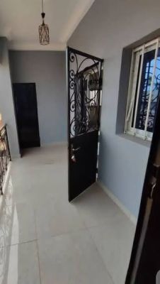 Joli et vaste appartement moderne, propre et entièrement staffé